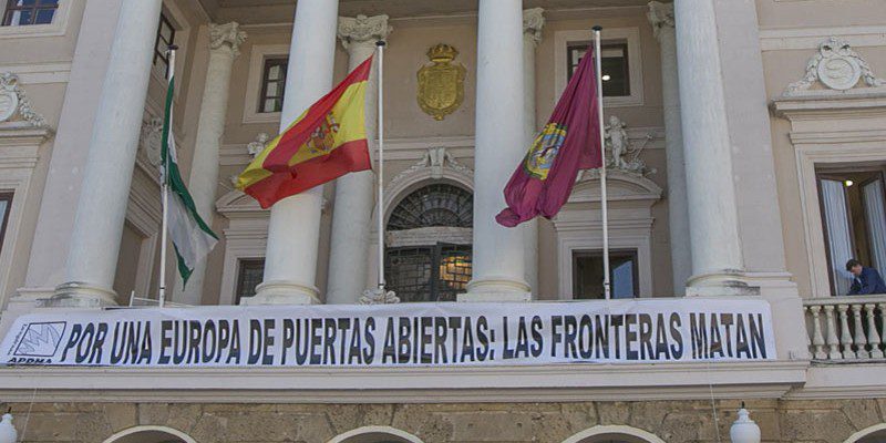 Al &quot;Kichi&quot; se le encadenan los parados en el Ayuntamiento.