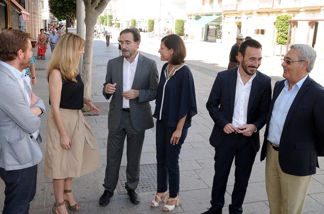 El consejero de Fomento en plena calle Real de La Isla
