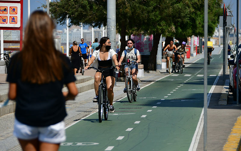 La OCU ya contempla a Cádiz entre las “mejores ciudades para ir en bici”, y el Gobierno local admite que “hay mucho margen de mejora”