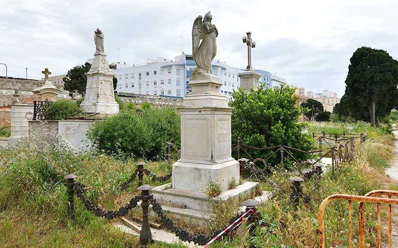 Se invertirán hasta 139.000 euros en el traslado de esculturas de panteones del cementerio de San José al mancomunado de Chiclana
