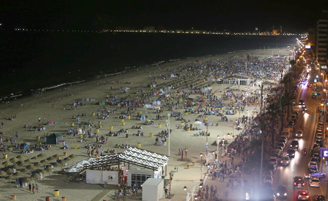 Vista de la playa hacia el cementerio, con 'calvas' / FOTO: Eulogio García