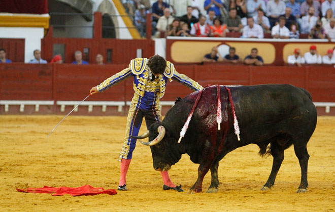 Sebastián Castella se llevó dos orejas / FOTO: Paco Gallardo