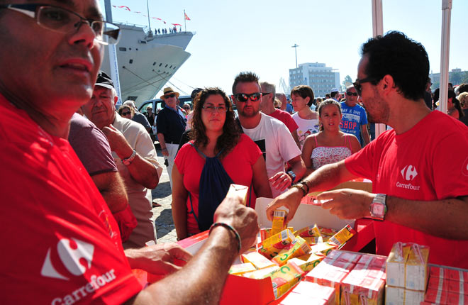 Algo gratis... allí había cola en los prolegómenos de la etapa que salió de Cádiz / FOTO: Eulogio García