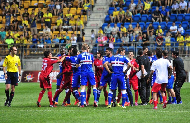 Momento de tangana entre sevillistas e italianos / FOTO: Eulogio García