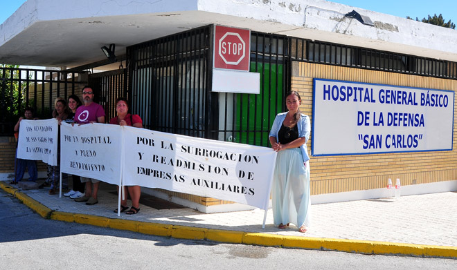 Trabajadores despedidos de las empresas auxiliares se manifestaron a las puertas / FOTO: Eulogio García