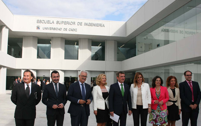 Las autoridades, posando con la flamante facultad a la espalda