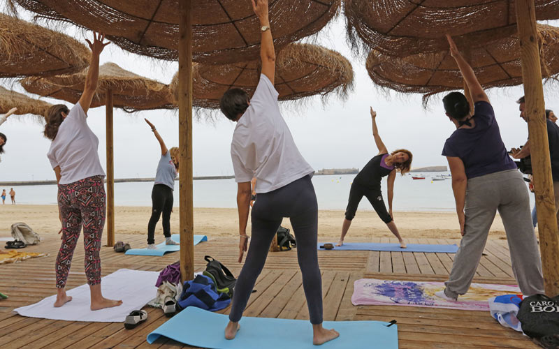 Practicando yoga en una playa gaditana / FOTO: Ayto.