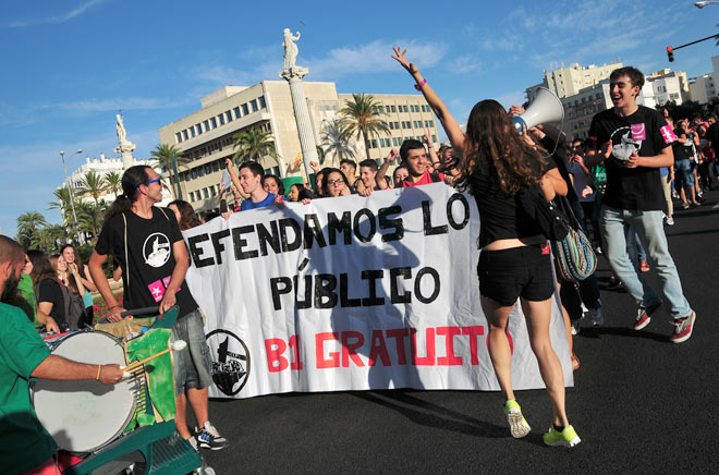 Muchas ganas al inicio de la marcha, cruzando las Puertas de Tierra / FOTO: Eulogio García