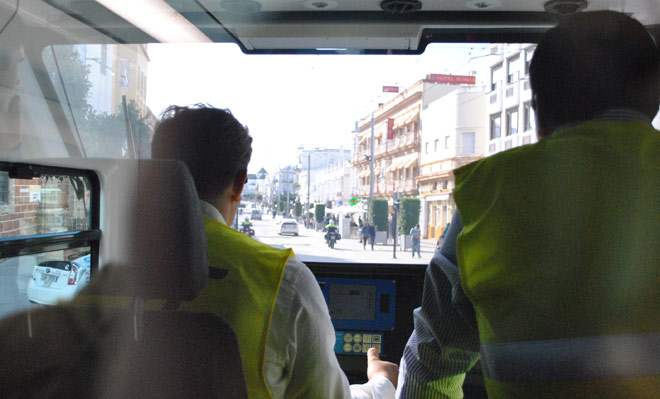 Desde la máquina, subiendo la calle Real, escoltados por Policía Local / FOTO: DIARIO BC