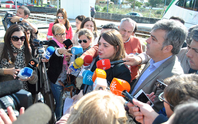 La consejera, asediada por los muchos periodistas presentes / FOTO: DIARIO BC