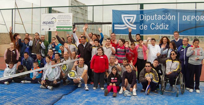 Foto de familia tras la jornada organizada por Aspado