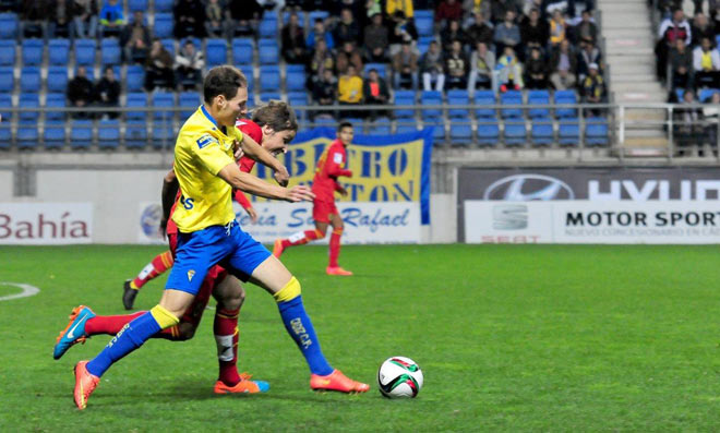 Migue García disputando un balón con un rival / FOTO: Eulogio García