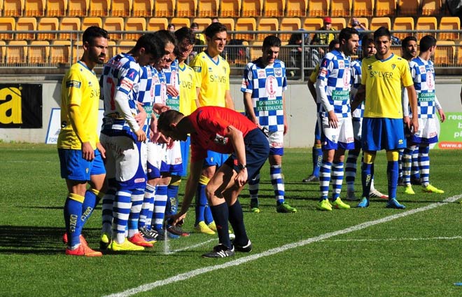 El árbitro, marcando las distancias en una falta / FOTO: Eulogio García