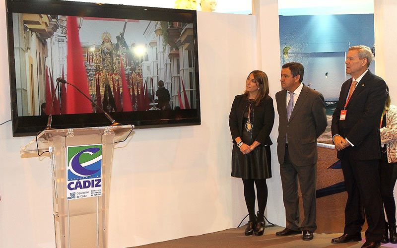 Loaiza, junto a su diputada de Turismo y el representante de Horeca, presentando uno de los videos promocionales