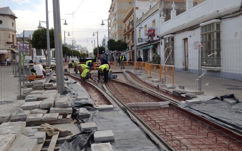 En plenas obras de reparación de la calle Real, tras una primera urbanización fallida / FOTO: Junta