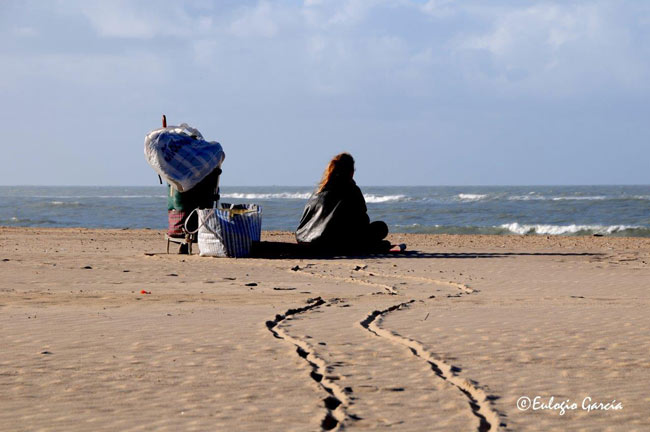 “Una señora en la playa con lo parecía ser toda su vida, unas marcas onduladas en la arena, de un camino que no había sido recto, hasta llegar lo que ella supongo consideró que era el lugar oportuno, para contemplar la belleza del mar y posiblemente dejar naufragar sus pensamientos entre las olas”.