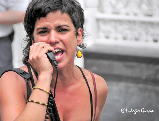 “Foto que dio la vuelta al mundo. Se la hice a Teresa Rodríguez durante una concentración ante la delegación provincial de Educación... y me pidió permiso para usarla en la campaña a las Europeas con Podemos; la usó al principio… Creo que refleja la fuerza. No sé si le haré otra con megáfono en mano”.