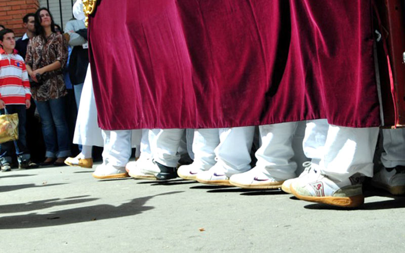 Pies de cargadores bajo un paso / FOTO: Eulogio García