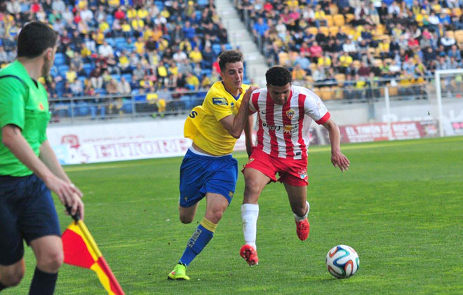 Villar pelea un balón con un rival / FOTO: Eulogio García