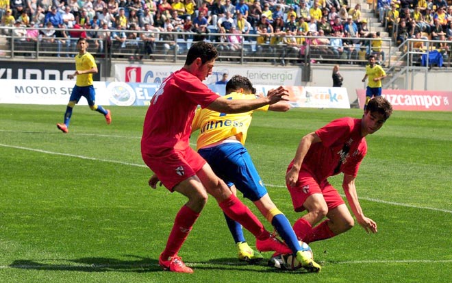 Villar, luchando con dos defensores sevillistas / FOTO: Eulogio García