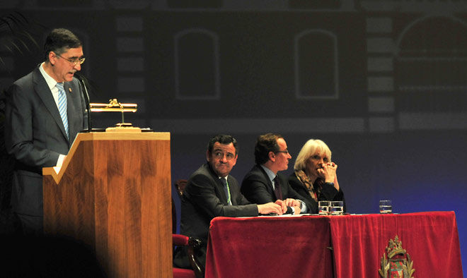 Loaiza, Alonso y Teófila, presidiendo el acto en el Teatro Falla / FOTO: Eulogio García