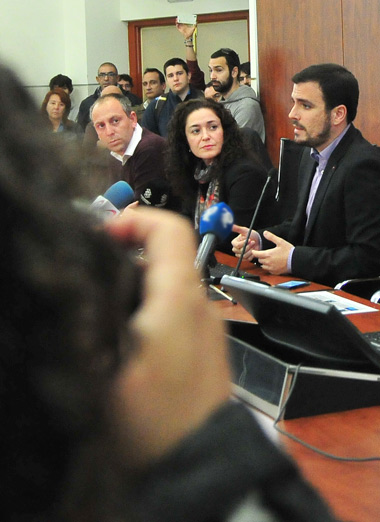 Junto a Alberto Garzón, en un abarrotado acto en la UCA / FOTO: Eulogio García