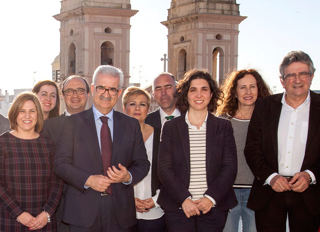 En la azotea de la sede del PSOE provincial junto a compañeros de lista