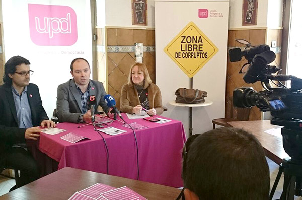 Ocaña, en un desayuno con periodistas junto a miembros de UPyD de la capital gaditana