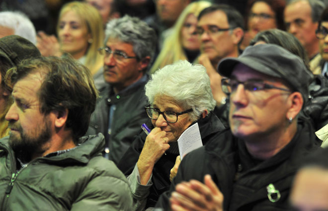 El público, de todas las edades, siguió con más atención que fanatismo los discursos / FOTO: Eulogio García