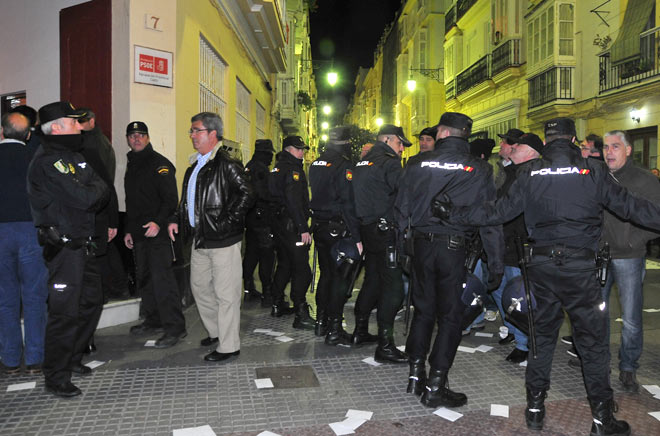 ExDelphis esperando a Jiménez Barrios ante la sede del PSOE provincial / FOTO: Eulogio García