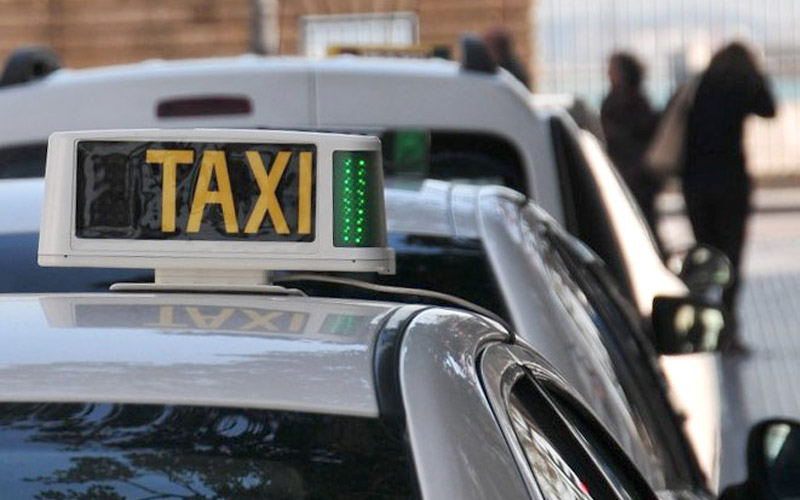 Taxis a la espera de clientes / FOTO: Eulogio García