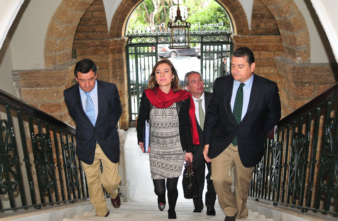 La secretaria de Estado subiendo las escaleras de la Diputación / FOTO: Eulogio García