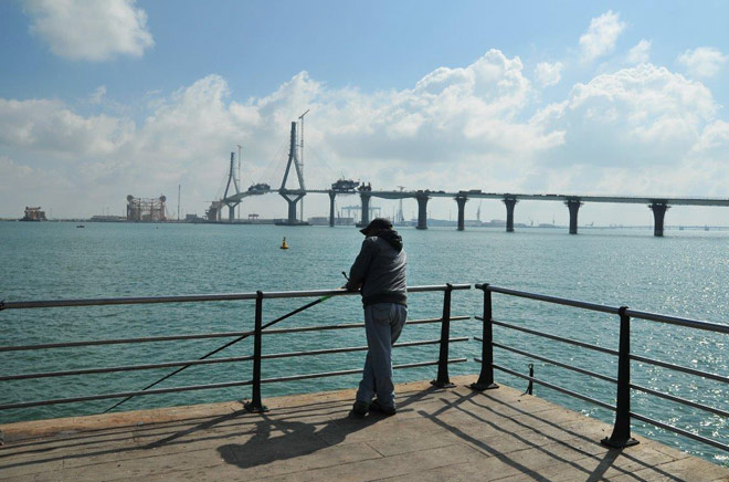 Al “skyline” de Cádiz lo envuelve una cúpula de niebla, o de ceguera... FOTO: Eulogio García