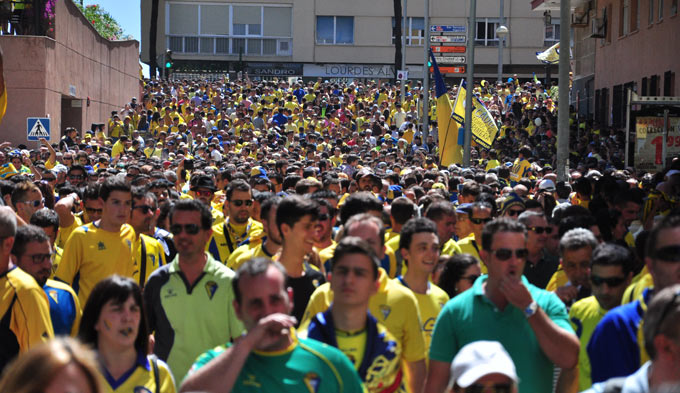 La marea amarilla camino del estadio para recibir al equipo / FOTO: Pedro Ortega