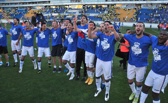 Los jugadores del Oviedo celebraron el ascenso con sus seguidores en Preferencia / FOTO: Pedro Ortega