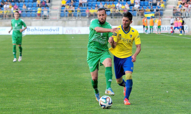 Luchando un balón / FOTO: Eulogio García