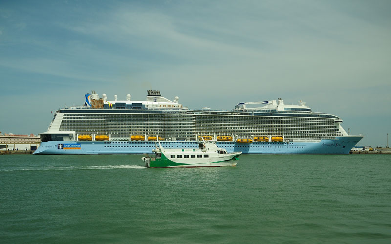 El catamarán, pasando junto al crucero / FOTO: Eulogio García