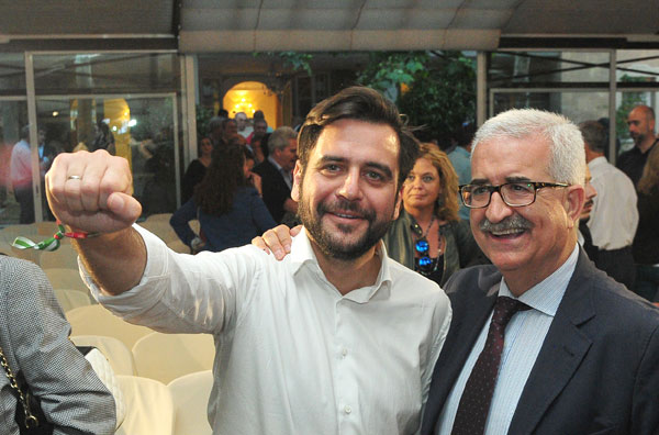 El presidente del PSOE provincial arropando a Fran en el inicio de campaña / FOTO: Eulogio García