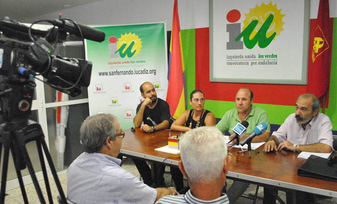 Alías y compañeros de IU-La Isla, durante una rueda de prensa meses atrás / FOTO: DBC