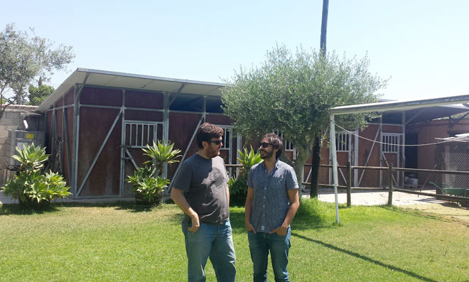 Juan Antonio y Ernesto, a las puertas de su estudio en 'plena' naturaleza