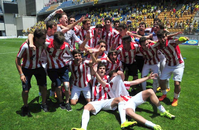 El futuro del Athletic, celebrando el ascenso en el Carranza / FOTO: Eulogio García