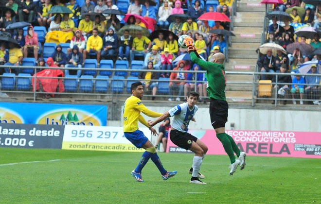 Chema, abortando uno de los acercamientos de Jona / FOTO: Eulogio García