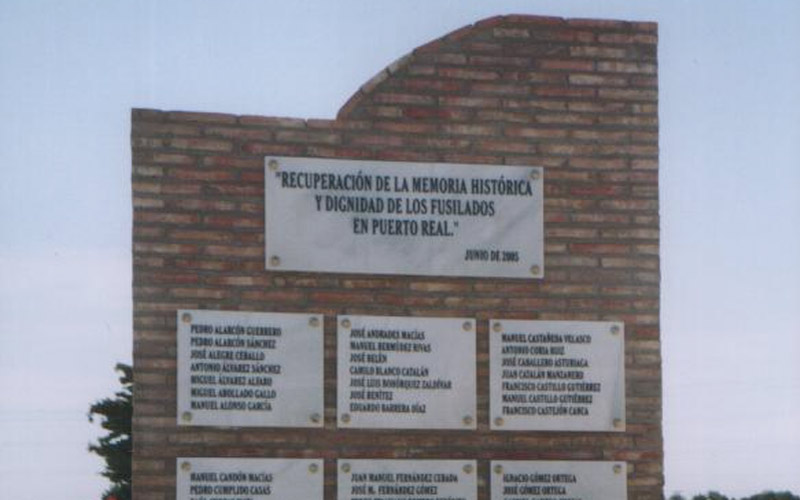 Detalle del monumento en el cementerio que recuerda a los represaliados