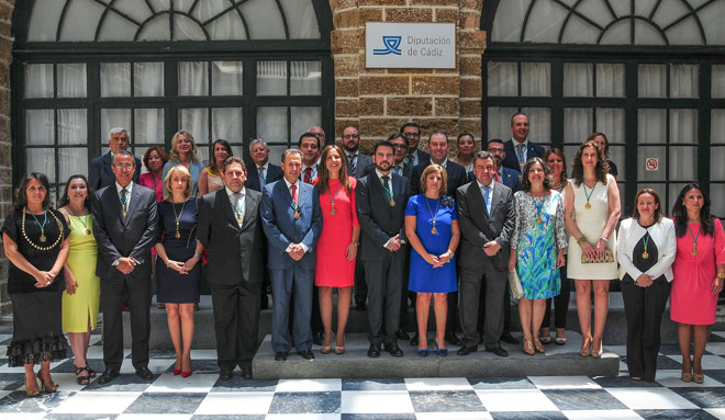 Foto de familia de la nueva Corporación, sin Kichi, que se fue a ejercer de alcalde / FOTO: Eulogio García