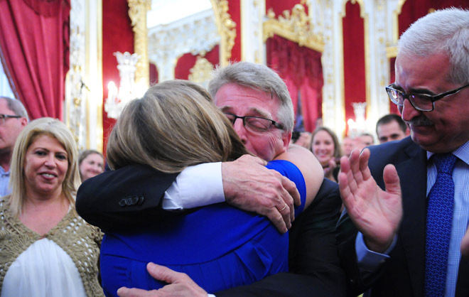 Largo abrazo entre García y González Cabaña, el último presidente socialista de la Diputación / FOTO: Eulogio García