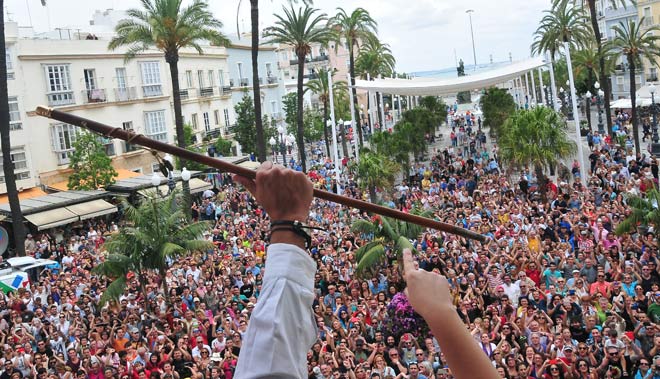 El bastón de alcalde, en manos de 'Kichi', ofrecido a los gaditanos / FOTO: Eulogio García