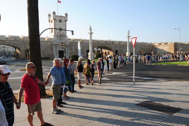 La cadena humana cortaba la avenida principal durante unos minutos / FOTO: Eulogio García