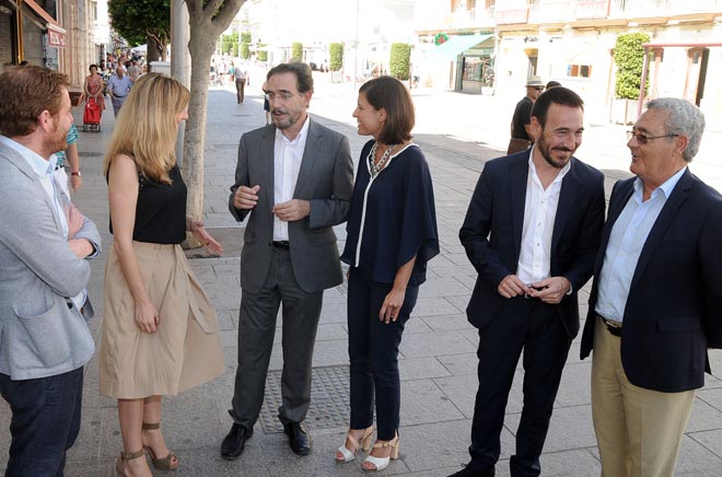 El consejero de Fomento en plena calle Real de La Isla