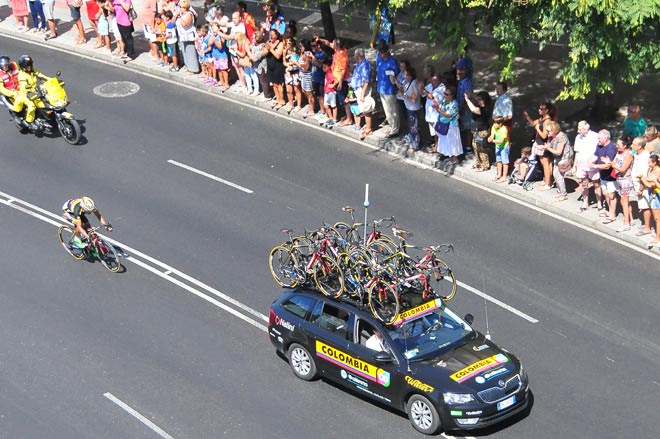 El ciclista colombiano que se cayó en el segundo puente, circulando solo por Cádiz / FOTO: Eulogio García