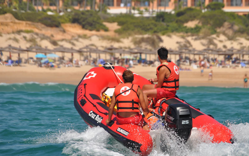 Vigilando desde el mar / FOTO: Cruz Roja